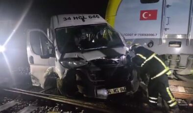 Yük treni ile servis minibüsü çarpıştı: 4 yaralı