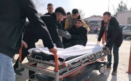 12 yaşındaki çocuk, elektrikli bisikletiyle otomobilin altında kaldı