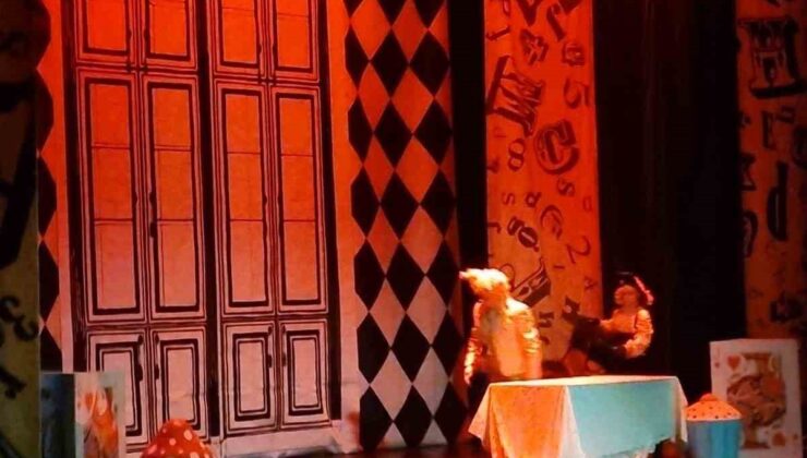 ‘Alice Müzikali’ Maltepe’de sahnelendi