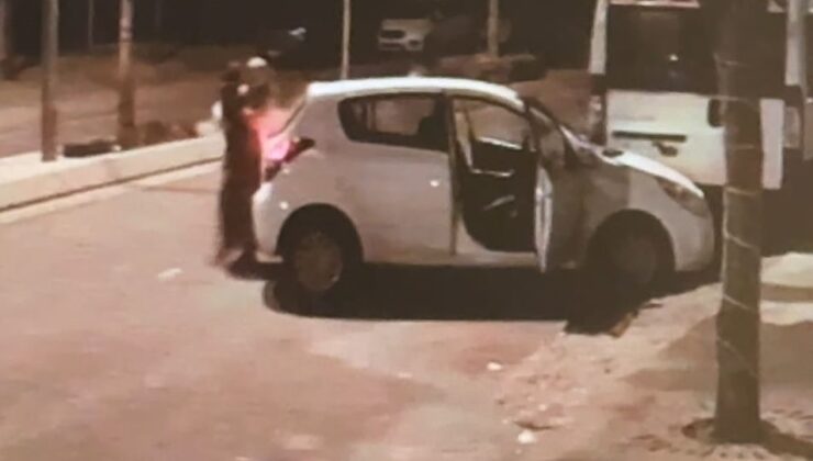 Arnavutköy’de park halindeki minibüse çarpan sürücü yer değiştirip kaçtı