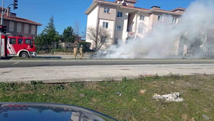 Arnavutköy’de seyir halindeki Fiat Tofaş otomobil alev topuna döndü