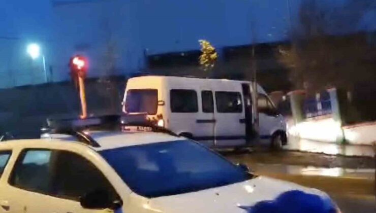 Arnavutköy’de yaşlı adama, servis minibüsü çarptı