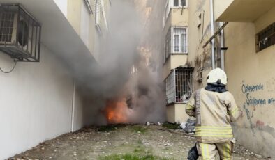 Avcılar’da bina boşluğunda çıkan yangın dairelere sıçradı