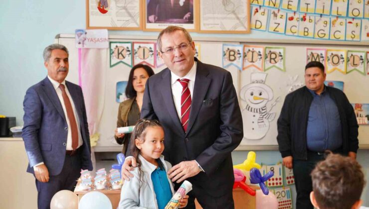 Ayvalık’ta öğrencilerin karne heyecanı
