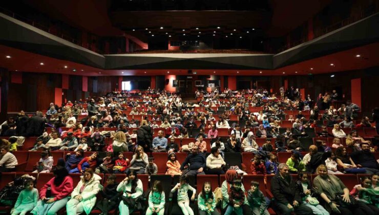 Bakırköylü öğrenciler sömestirde tiyatroya doydu