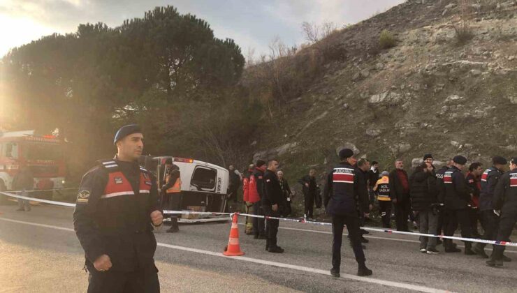 Balıkesir’de minibüs otomobille çarpıştı: 2 ölü