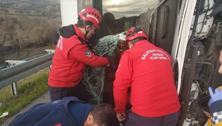 Balıkesir’de tır yan yattı; 1 yaralı