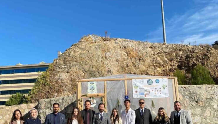 Balıkesir’de üniversiteliler mini sera kurdu