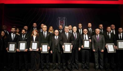 Beşiktaş’ta Başkan Serdal Adalı ve yönetimi, mazbatalarını aldı