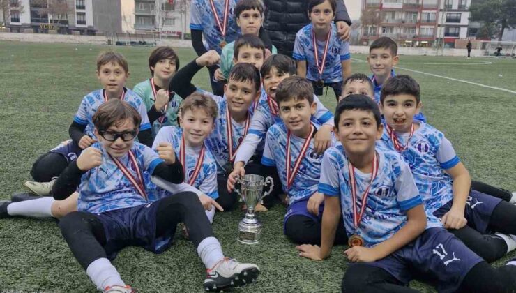 Bilecik’te düzenlenen Lefke Cup U-11 Turnuvası sonrası 12 futbolcu Fenerbahçe antrenmanlarına davet edildi