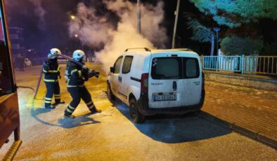 Bilecik’te park halindeki hafif ticari araç yandı