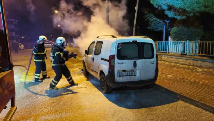 Bilecik’te park halindeki hafif ticari araç yandı