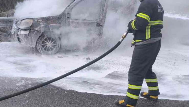 Bilecik’te seyir halinde alev alan araçta maddi hasar meydana geldi