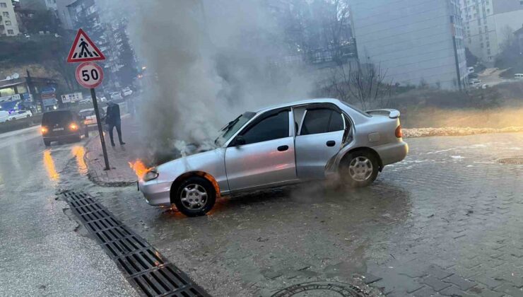 Bilecik’te seyir halindeki otomobil alev alev yandı