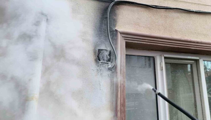Bina girişindeki elektrik panosunda çıkan yangın korkuttu