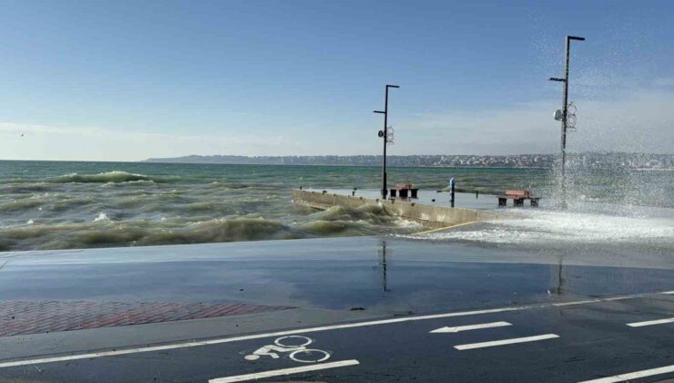 Büyükçekmece’de lodos etkisi: Dalgalar arasında böyle sörf yaptı