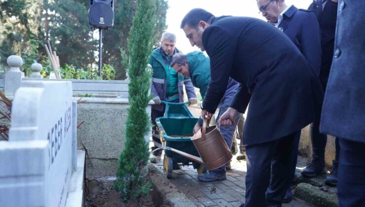 Cemal Süreya vefatının 35. yılında kabri başında kır çiçekleriyle anıldı