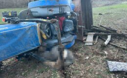 Devrilen traktörün altında kalan sürücü hayatını kaybetti