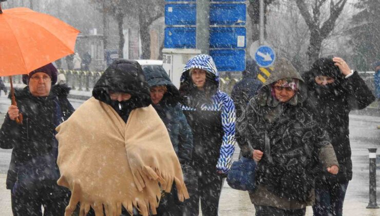 Edirne’de kar yağışı etkisini sürdürüyor