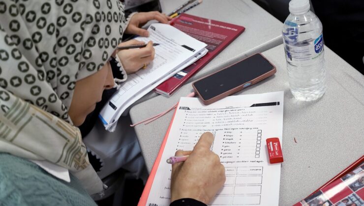 Farklı renk ve kültürlerden insanlar Türkçe’yi, SAMEK’le öğreniyor