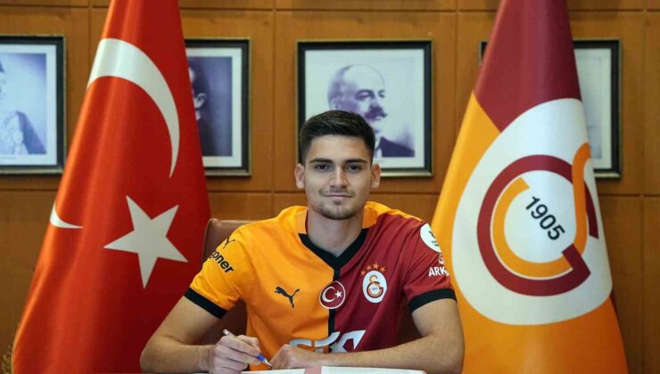 Galatasaray, iki genç futbolcunun sözleşmesini uzattı