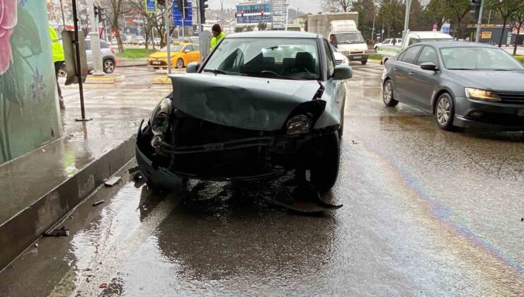 İki araç çarpıştı: Kopan parça yayayı yaraladı