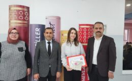 İl birinciliğini hak kazanan öğrencilere hediye takdiminde bulundu