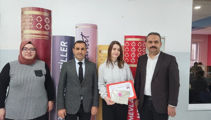 İl birinciliğini hak kazanan öğrencilere hediye takdiminde bulundu