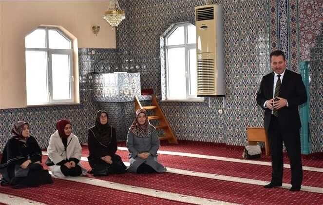 İl Müftüsü Dilek, öğrencilerle camide buluştu