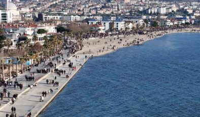 İstanbullular yılın ilk günü vatandaşlar Büyükçekmece sahillerine akın etti