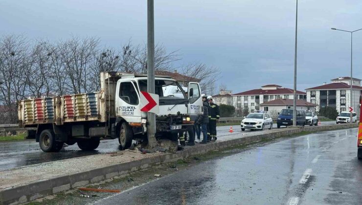 Kamyonet aydınlatma direğine çarptı: 2 yaralı