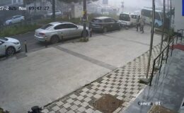 Kartal’da kuaföre dalan minibüsün kaza anı güvenlik kamerasına yansıdı