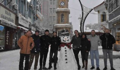 Keşan esnafı aileleriyle birlikte kar yağışının tadını çıkardı