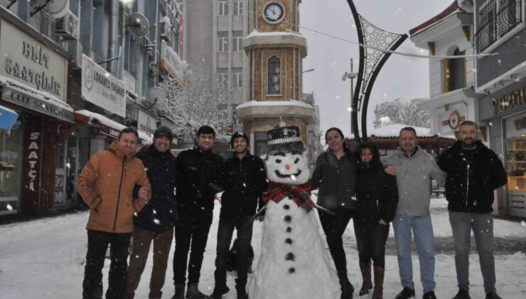 Keşan esnafı aileleriyle birlikte kar yağışının tadını çıkardı