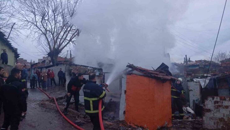Keşan’da alev alan ev kullanılamaz hale geldi
