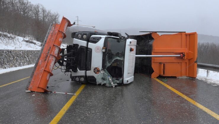 Kırklareli’nde kar küreme aracı devrildi: 2 yaralı