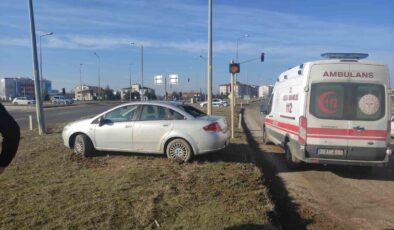 Kırklareli’nde otomobil refüje çıktı: 2 yaralı