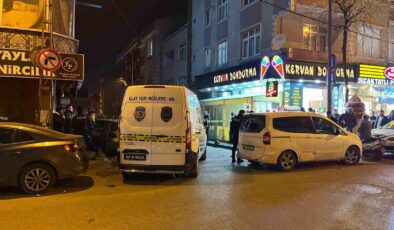 Küçükçekmece’de çay ocağına bomba atıldı