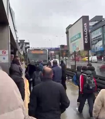 Metrobüsler durağı pas geçince vatandaşlar çileden çıktı