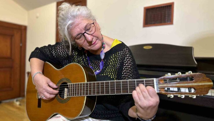 Müzik aşkı 65 yaşından sonra gitarist yaptı