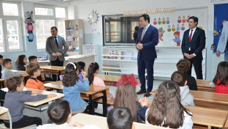 Öğrencilerin ilk karne heyecanı