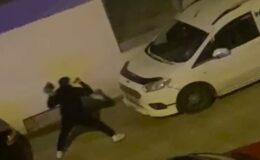 Park halindeki araca kaldırım taşı fırlattı
