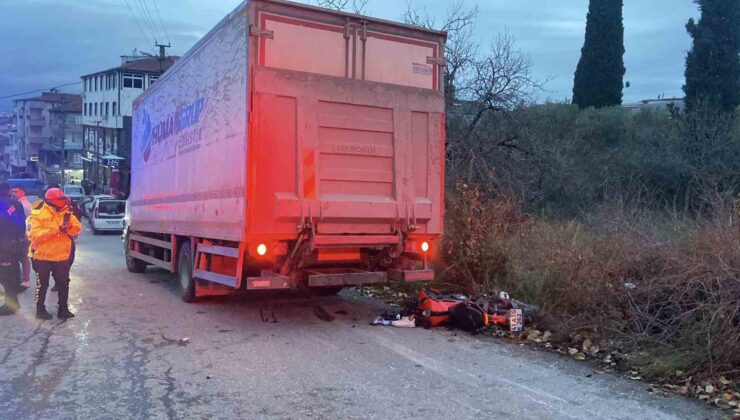 Park halindeki kamyona çarpan motosikletli ağır yaralandı