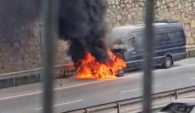 Pendik’te servis minibüsü alev alev yandı