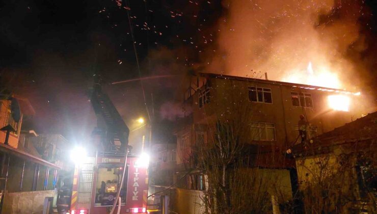 Sakarya’da geceyi aydınlatan yangın: Mahalleli sokağa döküldü