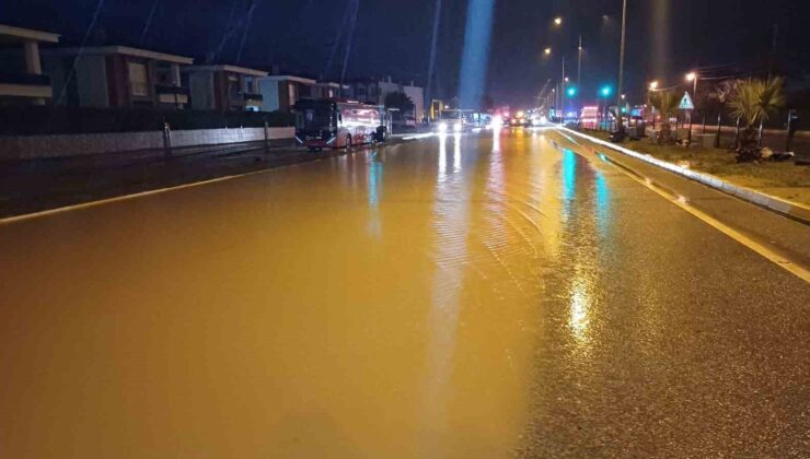 Su baskını nedeniyle trafiğe kapanan İzmir – Çanakkale Karayolu tekrar trafiğe açıldı