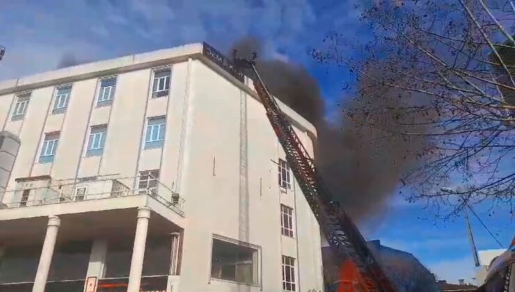 Sultanbeyli’de tekstil atölyesi alev alev yandı