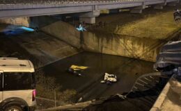 Sultangazi’de hafif ticari araç ile çarpışan hafriyat kamyonu dereye uçtu: 3 yaralı