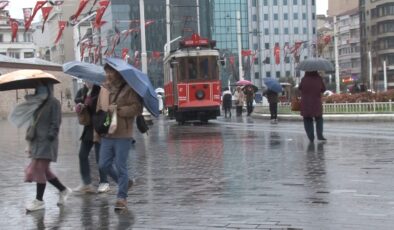 Taksim’de soğuk ve yağışlı hava etkisini sürdürüyor