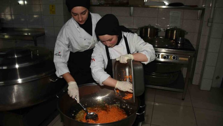 Taşımalı eğitim gören 2 bin 700 öğrencinin yemekleri liseli ablalarından